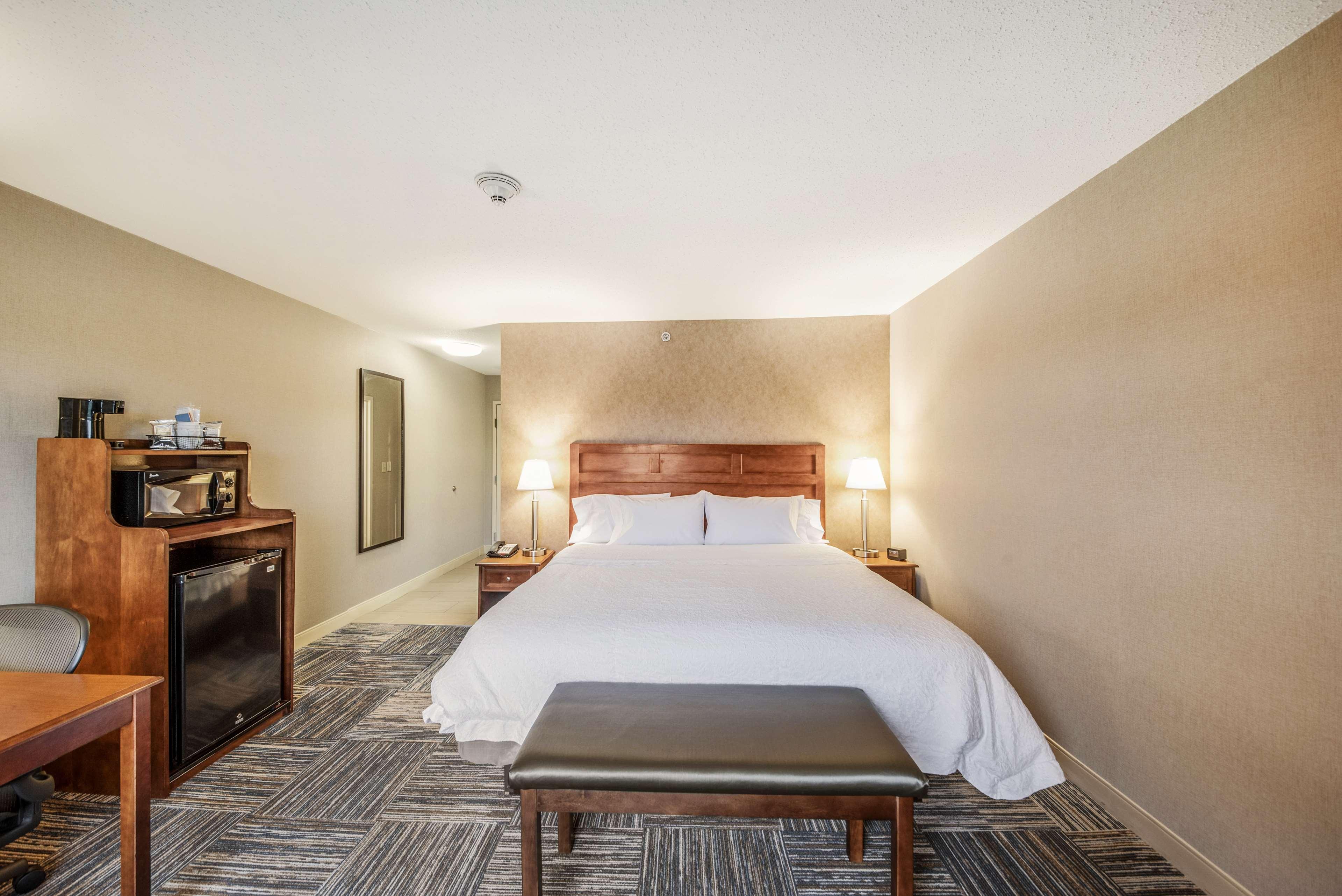 Hampton Inn Гринфилд Экстерьер фото