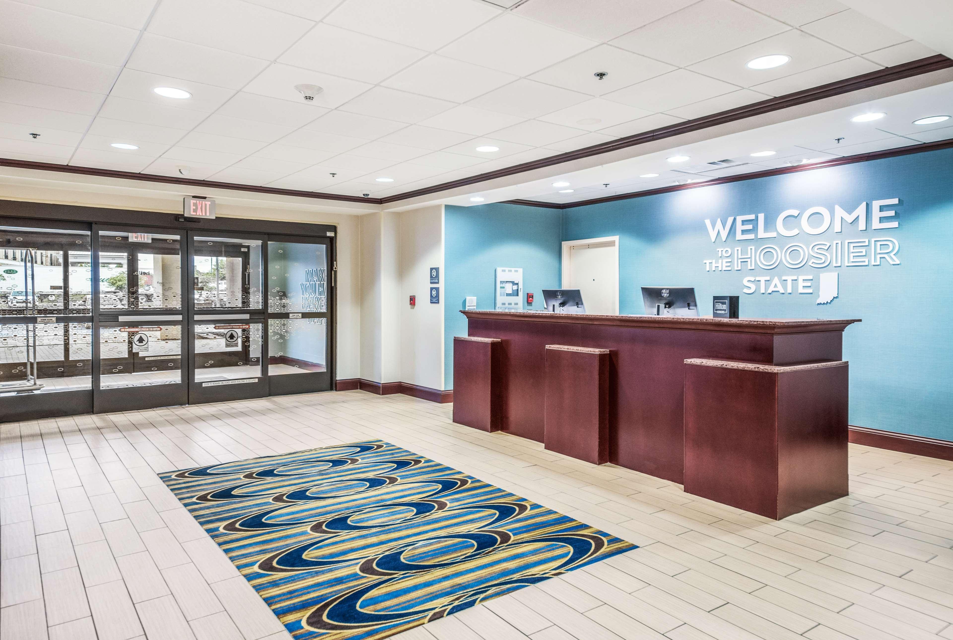 Hampton Inn Гринфилд Экстерьер фото