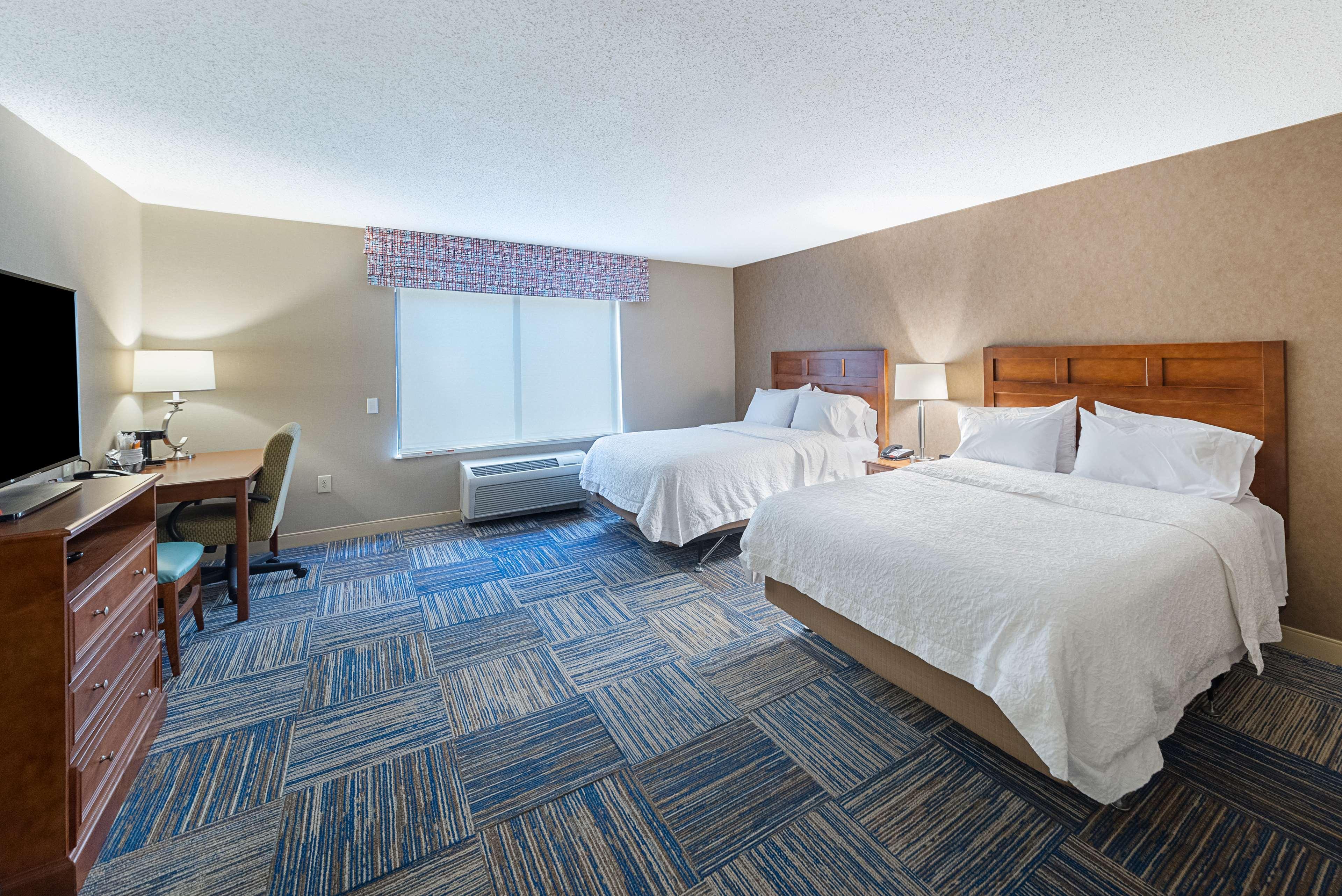 Hampton Inn Гринфилд Экстерьер фото