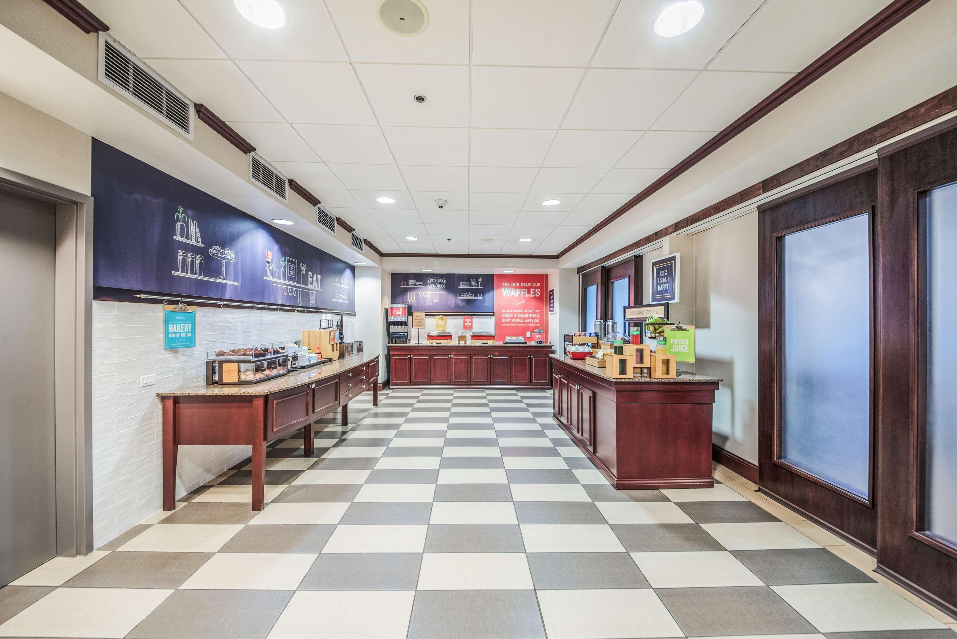 Hampton Inn Гринфилд Экстерьер фото