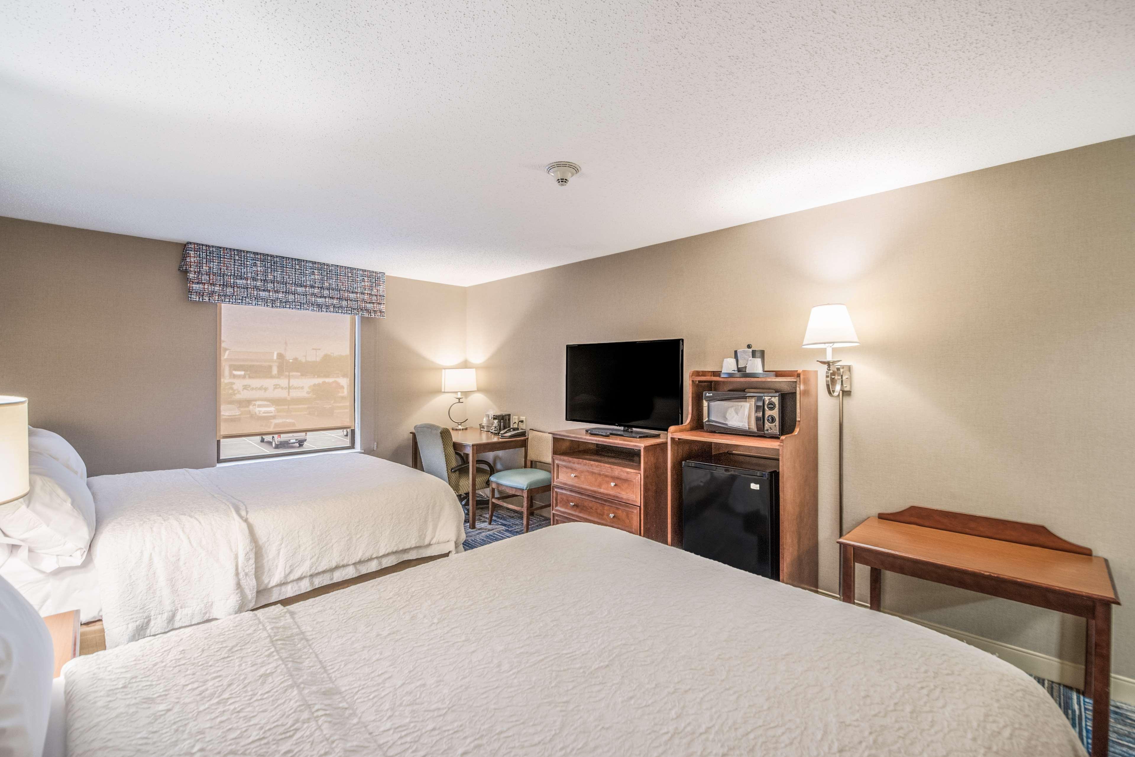 Hampton Inn Гринфилд Экстерьер фото