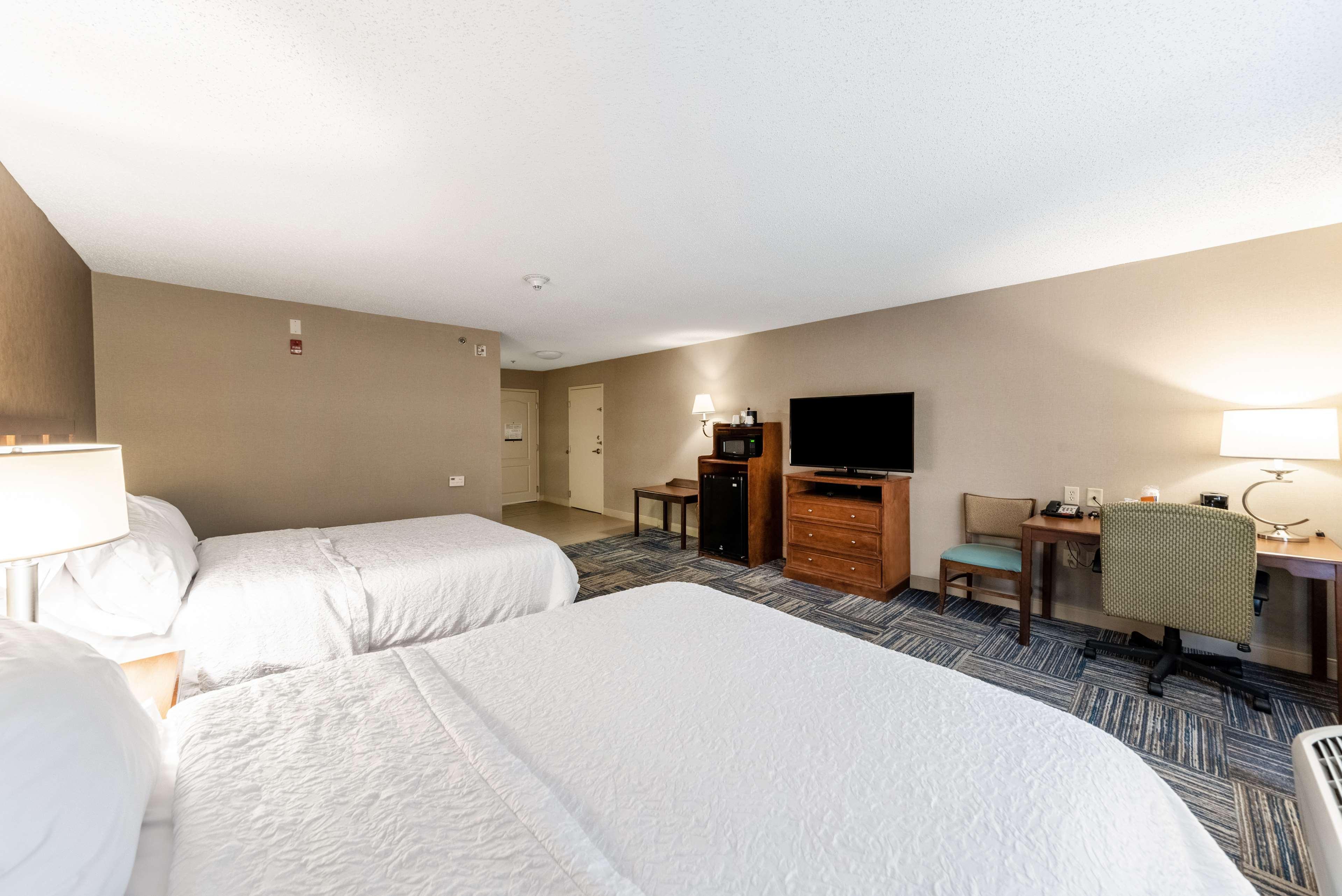 Hampton Inn Гринфилд Экстерьер фото
