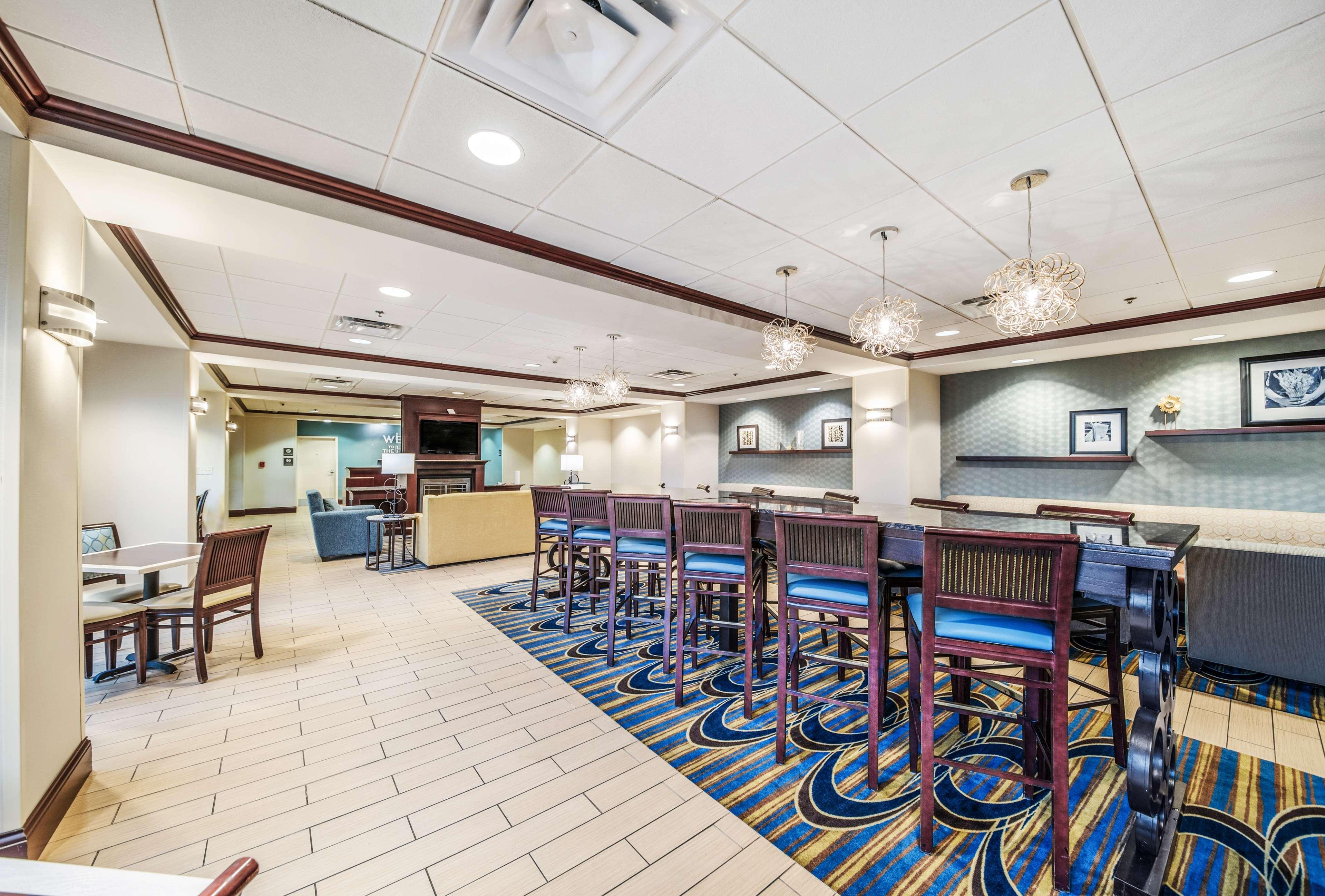 Hampton Inn Гринфилд Экстерьер фото
