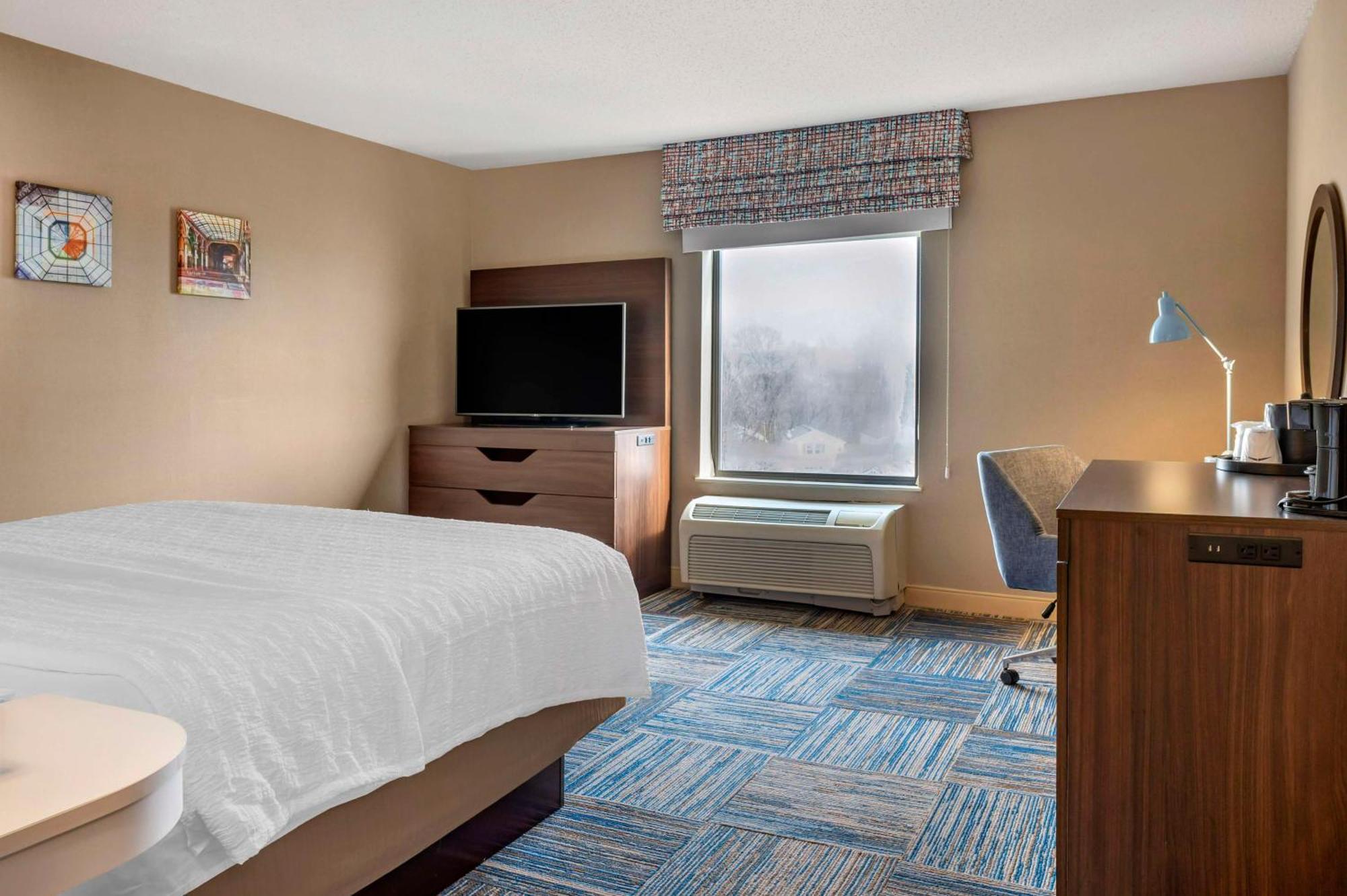 Hampton Inn Гринфилд Экстерьер фото