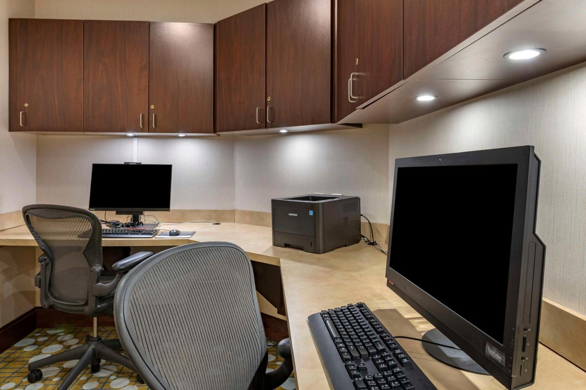 Hampton Inn Гринфилд Экстерьер фото