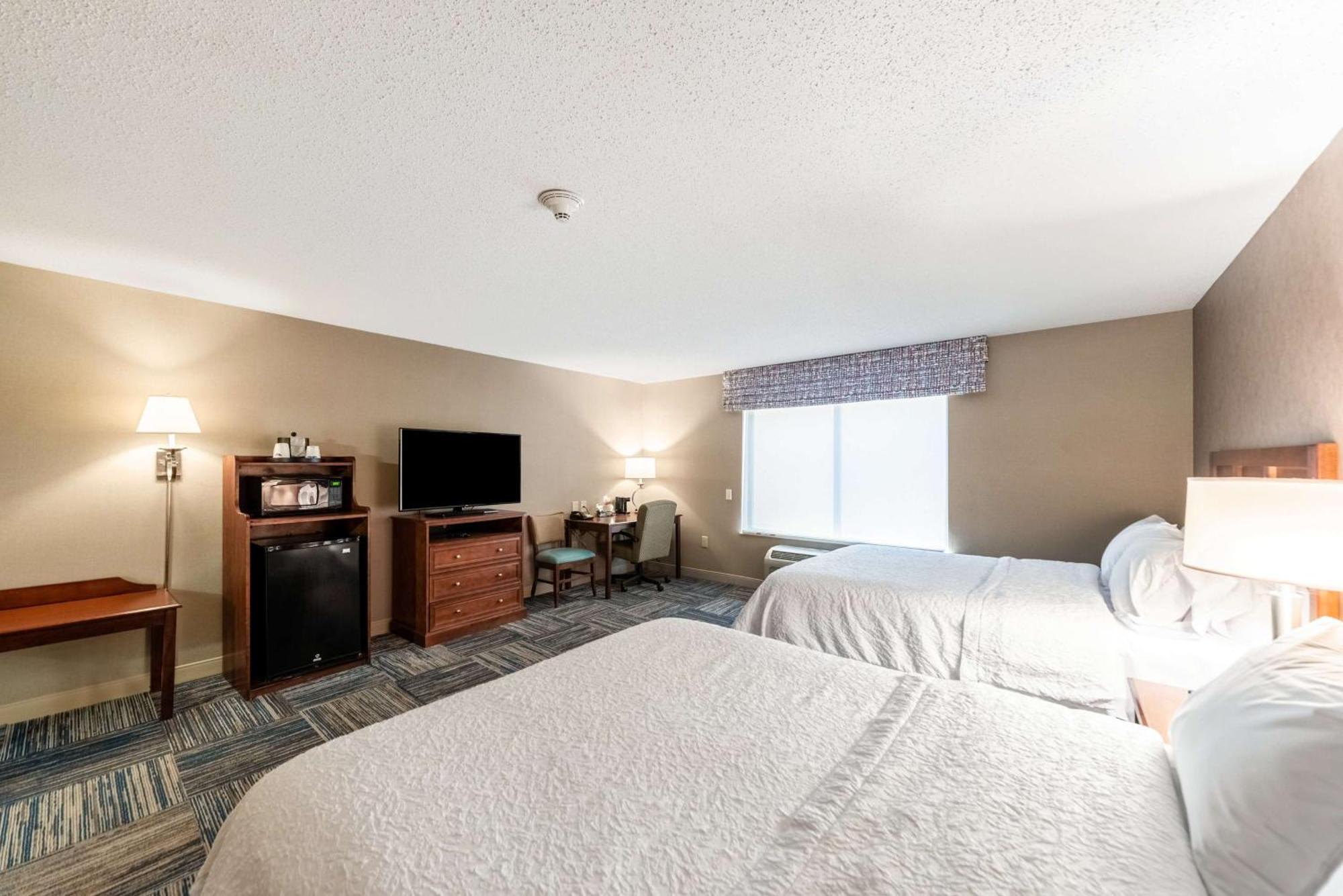 Hampton Inn Гринфилд Экстерьер фото