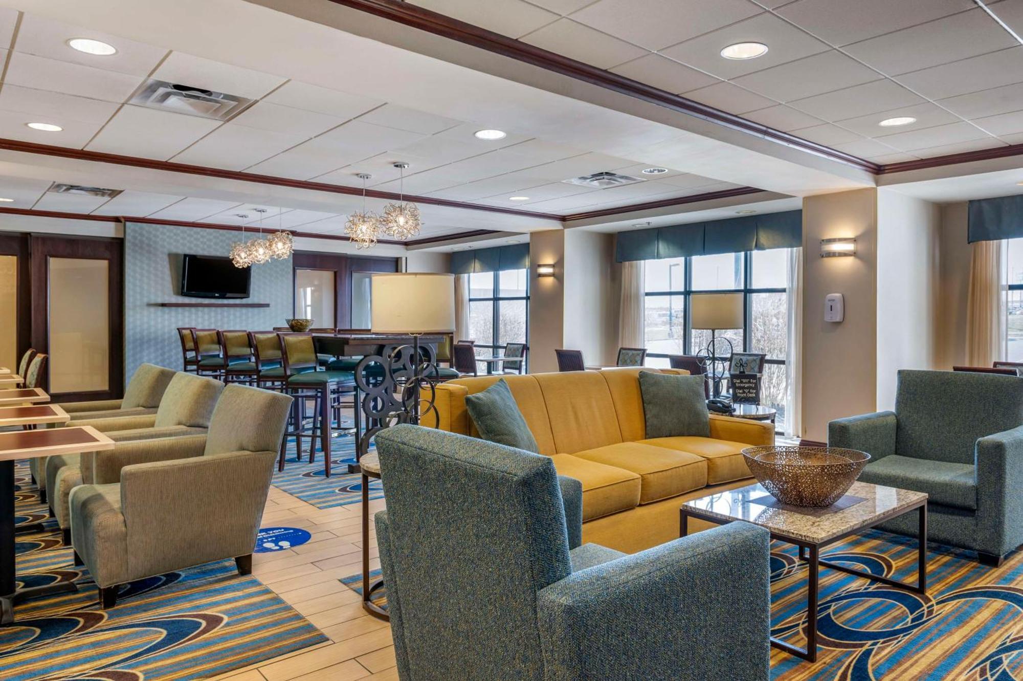 Hampton Inn Гринфилд Экстерьер фото
