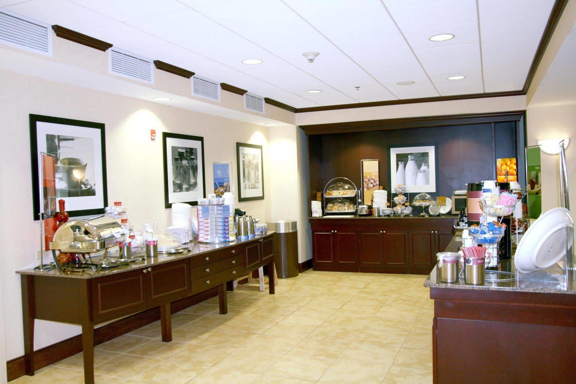 Hampton Inn Гринфилд Экстерьер фото