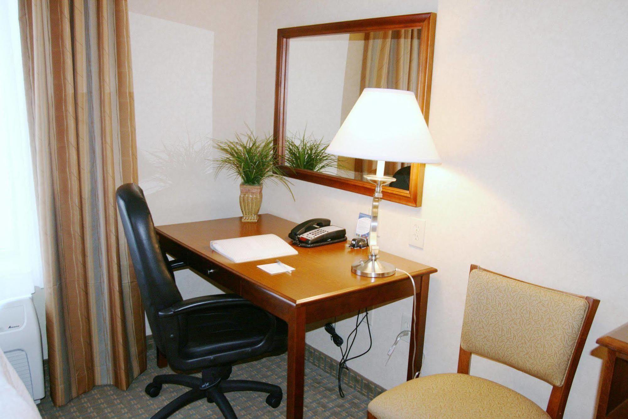 Hampton Inn Гринфилд Номер фото